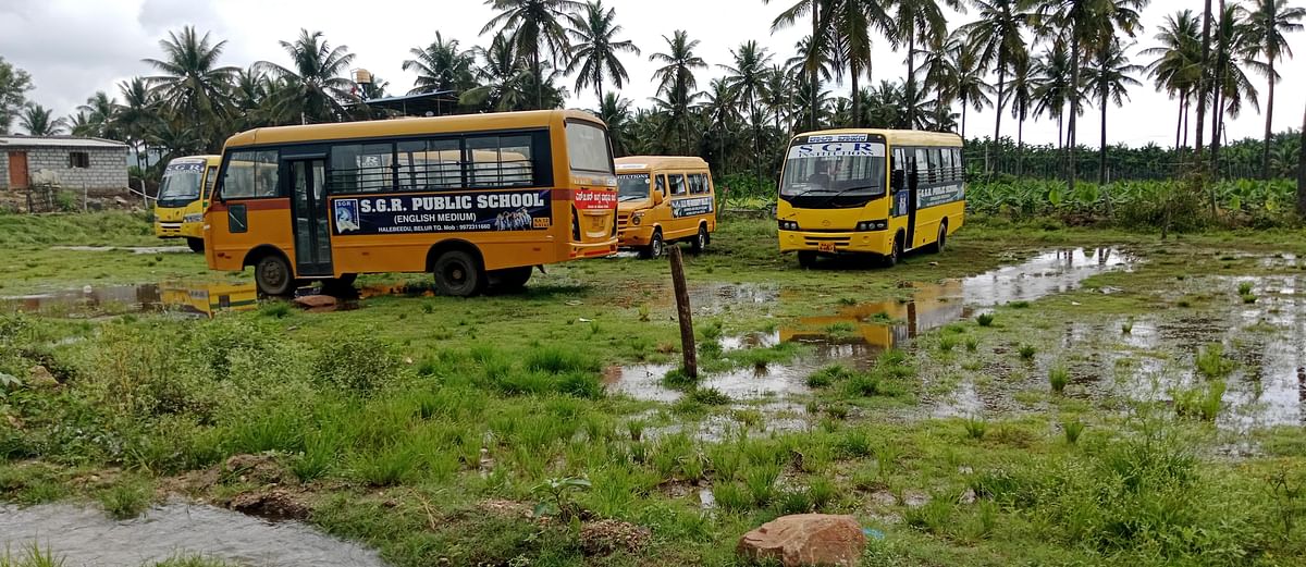 ದ್ವಾರಸಮುದ್ರ ಕೆರೆ ಕೋಡಿ ನೀರು ದಿಕ್ಕಪಾಲಾಗಿರುವುದರಿಂದ ಎಸ್ಜಿಆರ್ ಕಾಲೇಜು ಮೈದಾನದಲ್ಲಿ ನೀರು ನಿಂತಿದೆ.