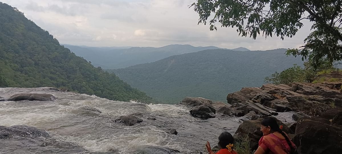 ದೇವಕಾರು ಜಲಪಾತದ ಸುತ್ತ ಪರ್ವತದ ಸಾಲು