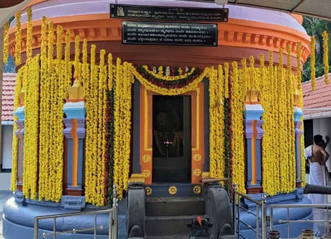 ಹೂಗಳಿಂದ ಅಲಂಕೃತಗೊಂಡಿರುವ ಗರ್ಭಗುಡಿ