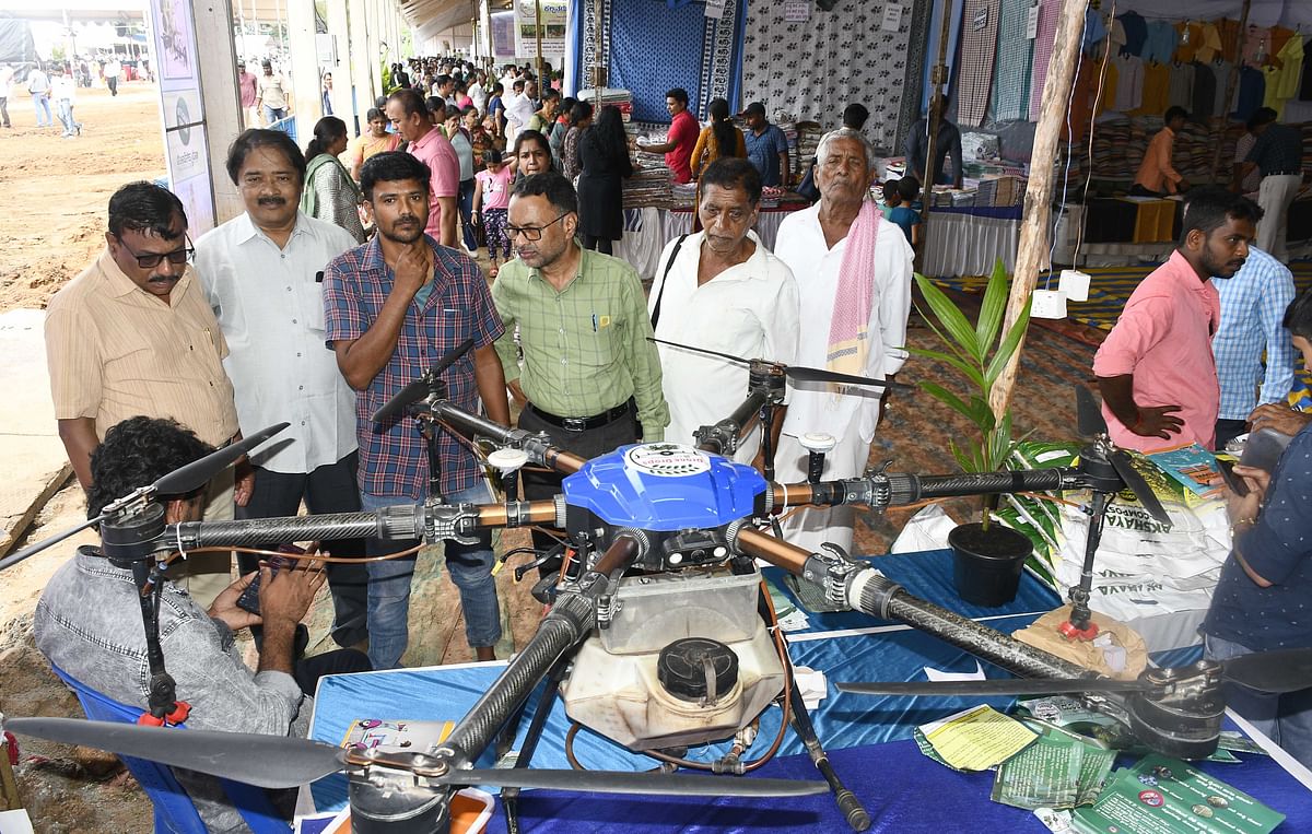 ಶಿವಮೊಗ್ಗದ ಕೃಷಿ ಮೇಳದಲ್ಲಿ ರೈತರ ಗಮನ ಸೆಳೆದ ಡ್ರೋಣ್