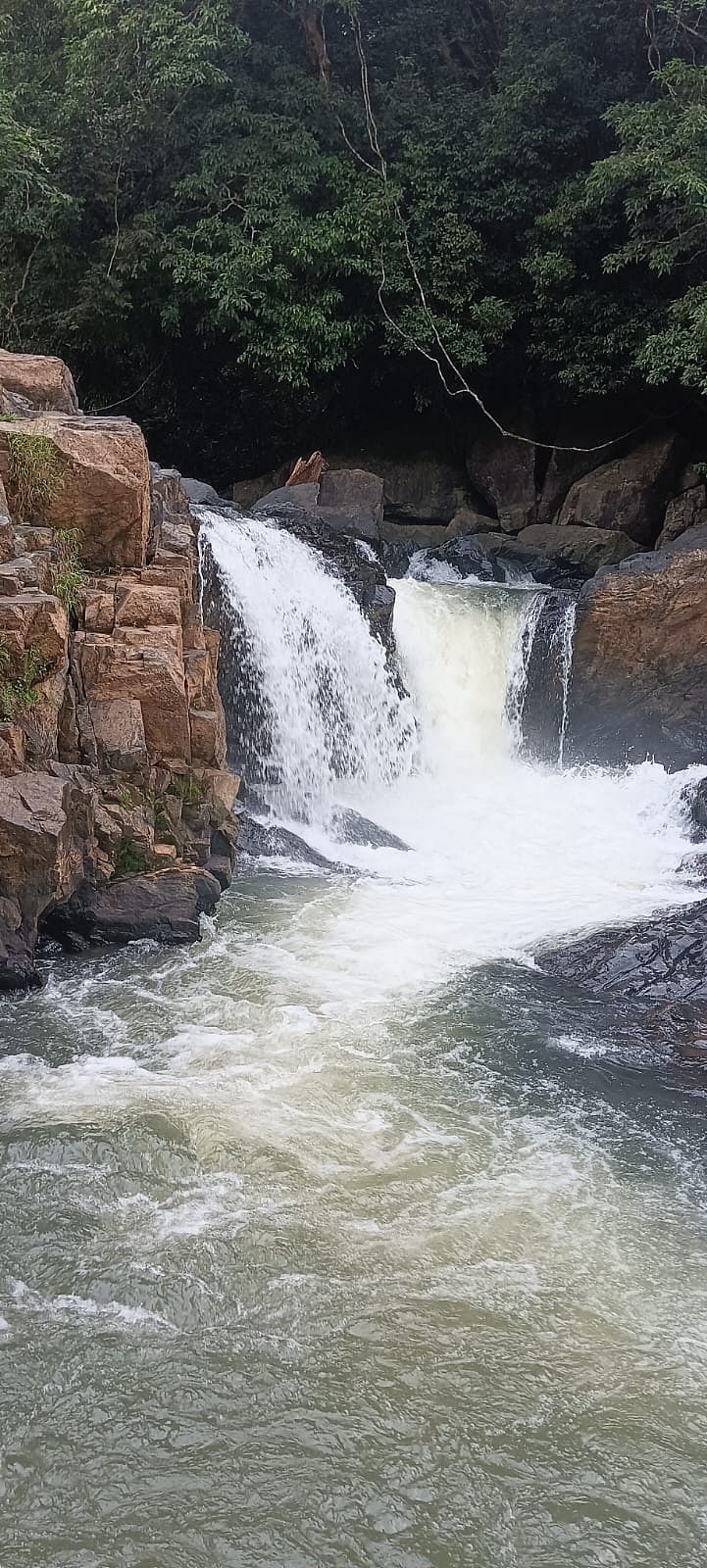 ದೇವಕಾರು ಜಲಪಾತದ ಸಮೀಪವಿರುವ ದೇವಕಾರು ವಜ್ರ