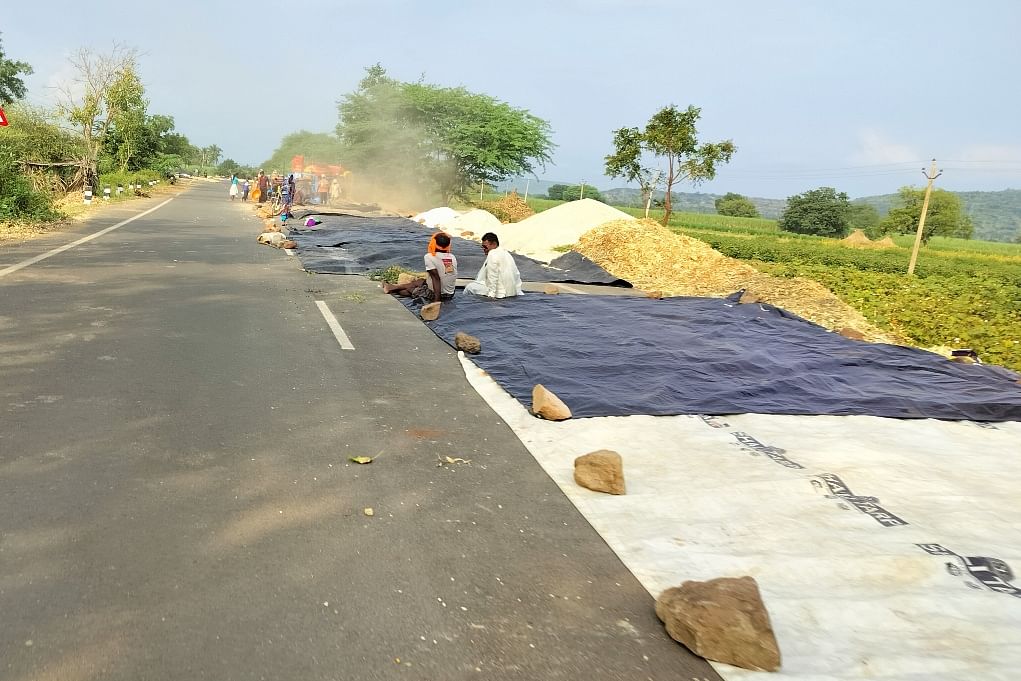 ರಸ್ತೆ ಮೇಲೆ ಮಶಿನ್ ಮೂಲಕ ರಾಶಿ ಮಾಡುತ್ತಿರುವುದು