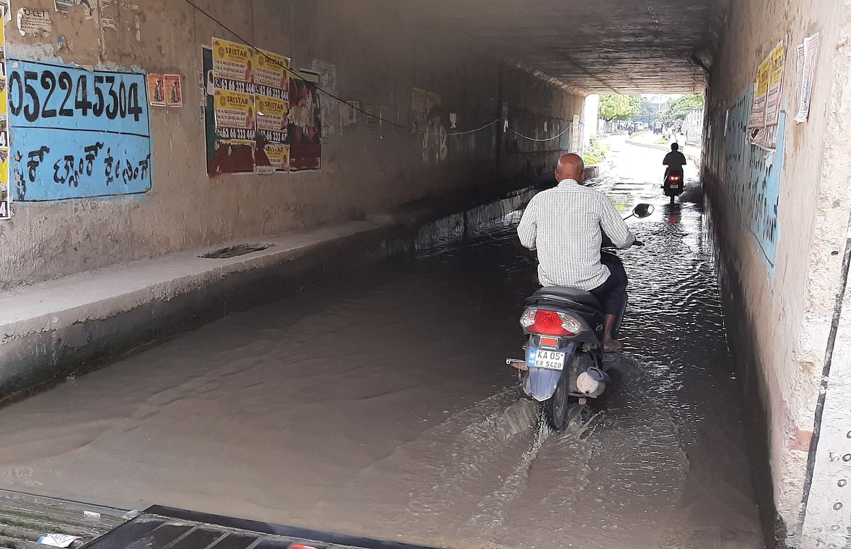 ರಾಯಚೂರಿನ ಸ್ಟೇಷನ್ ರಸ್ತೆಯಿಂದ ಎಟಿಎಂ ಸರ್ಕಲ್‌ ಕಡೆಗೆ ಹೋಗುವ ರೈಲ್ವೆ ಕೆಳ ಸೇತುವೆ ರಸ್ತೆಯಲ್ಲಿ ಅಪಾರ ಪ್ರಮಾಣದಲ್ಲಿ ನೀರು ನಿಂತಿದ್ದು ಸಂಬಂಧಪಟ್ಟ ಅಧಿಕಾರಿಗಳು ನೀರು ತೆರವುಗೊಳಿಸಲು ಕ್ರಮಕೈಗೊಳ್ಳದ ಕಾರಣ ನಿಂತ ನೀರಲ್ಲೇ ಸಾಗುತ್ತಿರುವ ವಾಹನ ಸವಾರರು