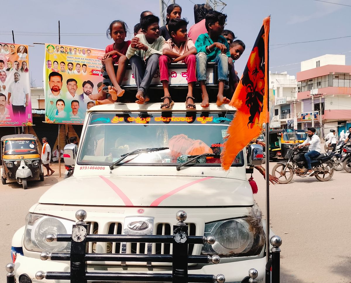 ದೇವದುರ್ಗದ ಹಜರತ್ ಜೈರುಧ್ದೀನ್ ಪಾಶಾ ವೃತ್ತದ ಬಳಿ ವಾಹನ ಮೇಲೆ ಕುಳಿತು ಪ್ರಯಾಣಿಸುತ್ತಿರುವ ಮಕ್ಕಳು