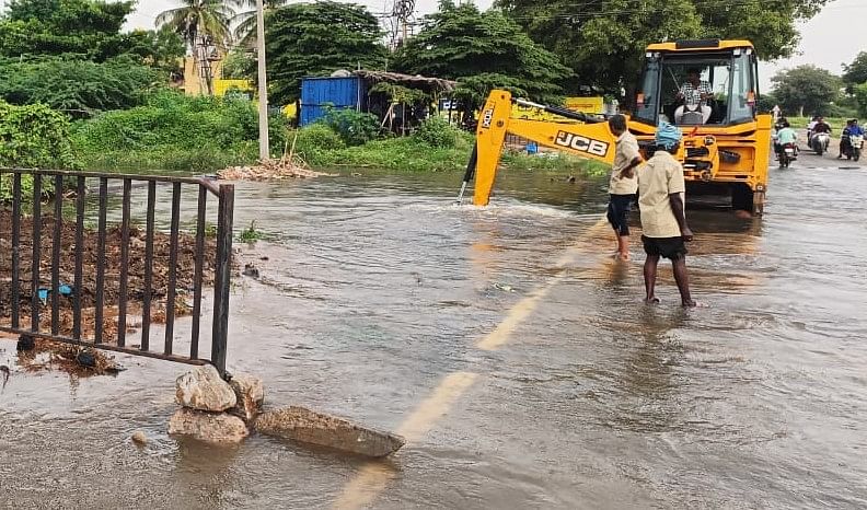 ಚಳ್ಳಕೆರೆ ನಗರದ ಪಾವಗಡರಸ್ತೆ ಬಳಿ ಹಳ್ಳದಲ್ಲಿ ಹೆಚ್ಚಿನ ಪ್ರಮಾಣದಲ್ಲಿ ಹರಿಯುತ್ತಿರುವ ಮಳೆನೀರು