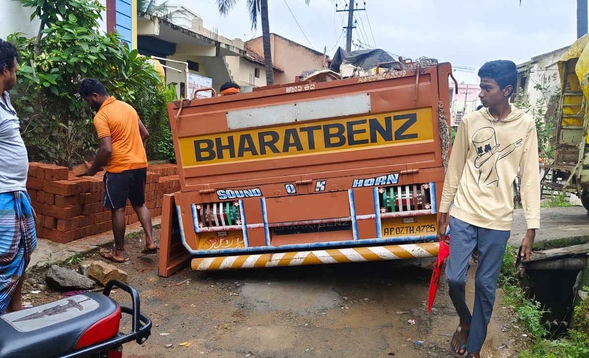 ಹಾವೇರಿ ಶಿವಾಜಿನಗರದಲ್ಲಿ ರಸ್ತೆಯಲ್ಲಿ ತಗ್ಗು ಬಿದ್ದು ವಾಹನವೊಂದರ ಚಕ್ರ ಸಿಲುಕಿಕೊಂಡಿರುವುದು