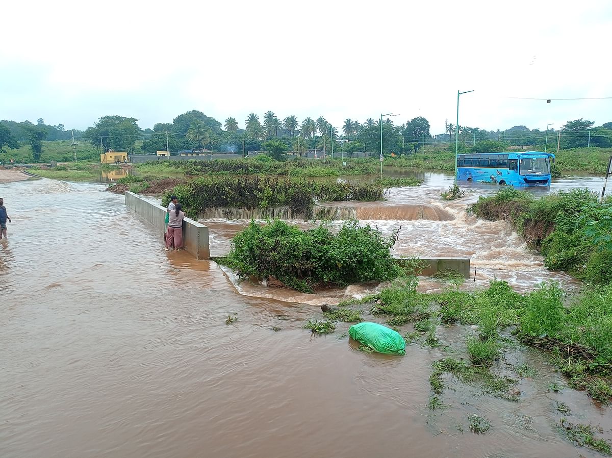 ಕೆಂಪೇಗೌಡ ಲೇಔಟ್‌ 3ನೇ ಹಂತದಲ್ಲಿ ಮೋರಿ ಮೇಲಿನ ಸೇತುವೆಯಲ್ಲಿ ನೀರು ಹರಿಯುತ್ತಿರುವುದು