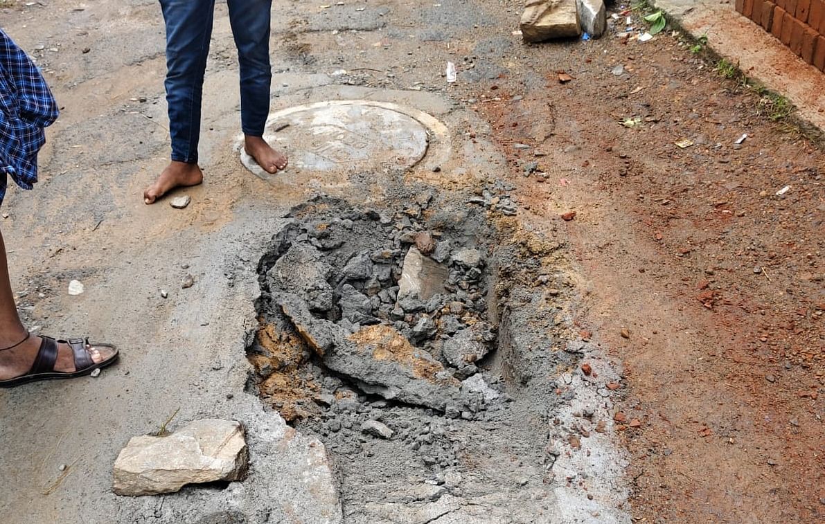 ಹಾವೇರಿ ಶಿವಾಜಿನಗರದಲ್ಲಿ ರಸ್ತೆಯಲ್ಲಿ ಮಣ್ಣು ಕುಸಿದು ತಗ್ಗು ಬಿದ್ದಿರುವುದು