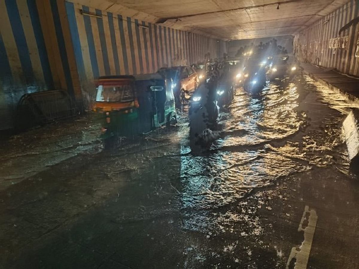 ಲುಲು ಮಾಲ್‌ ಬಳಿ ಖೋಡೆ ಅಂಡರ್‌ಪಾಸ್‌ನಲ್ಲಿ ನೀರು ನಿಂತಿದ್ದರಿಂದ ವಾಹನ ಸಂಚಾರಕ್ಕೆ ತೊಡಕಾಯಿತು