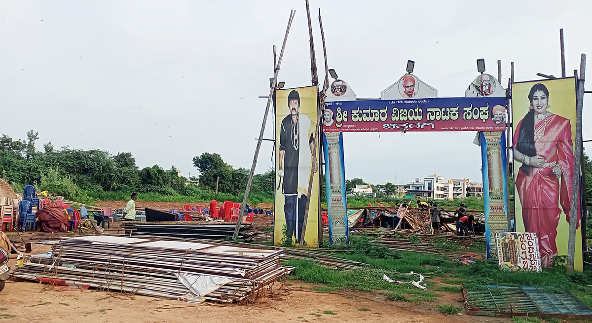 ಧರೆಗುರುಳಿರುವ ನಾಟಕ ಮಂದಿರದ ಮುಂದೆ ಪಳೆಯುಳಿಕೆಯಂತೆ ಸ್ಥಿರವಾಗಿ ನಿಂತಿರುವ ನಾಟಕ ಮಂದಿರದ ಮುಖ್ಯದ್ವಾರ