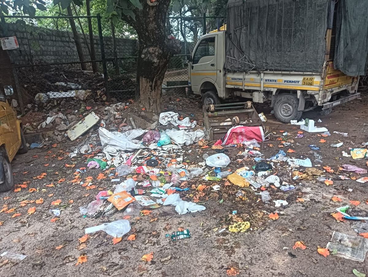 ಸುಮಂಗಲಿ ರಸ್ತೆಯ ಉದ್ಯಾನದ ಮುಂಭಾಗದಲ್ಲಿ ಹಾಕಿರುವ ಕಸ