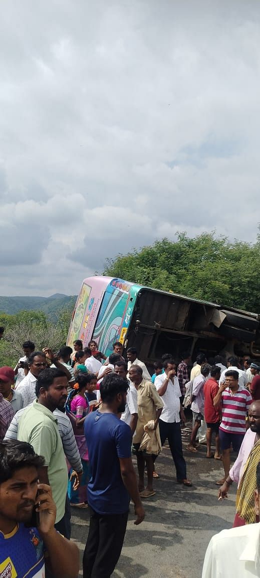 ಮದುವೆಗೆ ಹೊರಟಿದ್ದ ಬಸ್‌ ಪಲ್ಟಿ