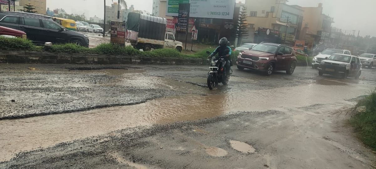 ಭಾರಿ ಮಳೆಯಿಂದಾಗಿ ರಸ್ತೆ ಗುಂಡಿಯಲ್ಲಿ ನೀರು ತುಂಬಿರುವುದು