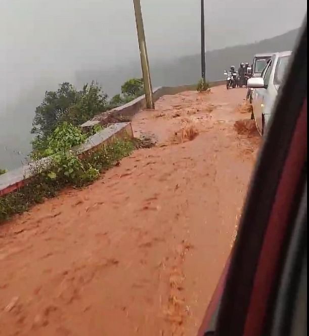 ರಸ್ತೆಯಲ್ಲಿ ಹರಿಯುತ್ತಿರುವ ಮಳೆ ನೀರು