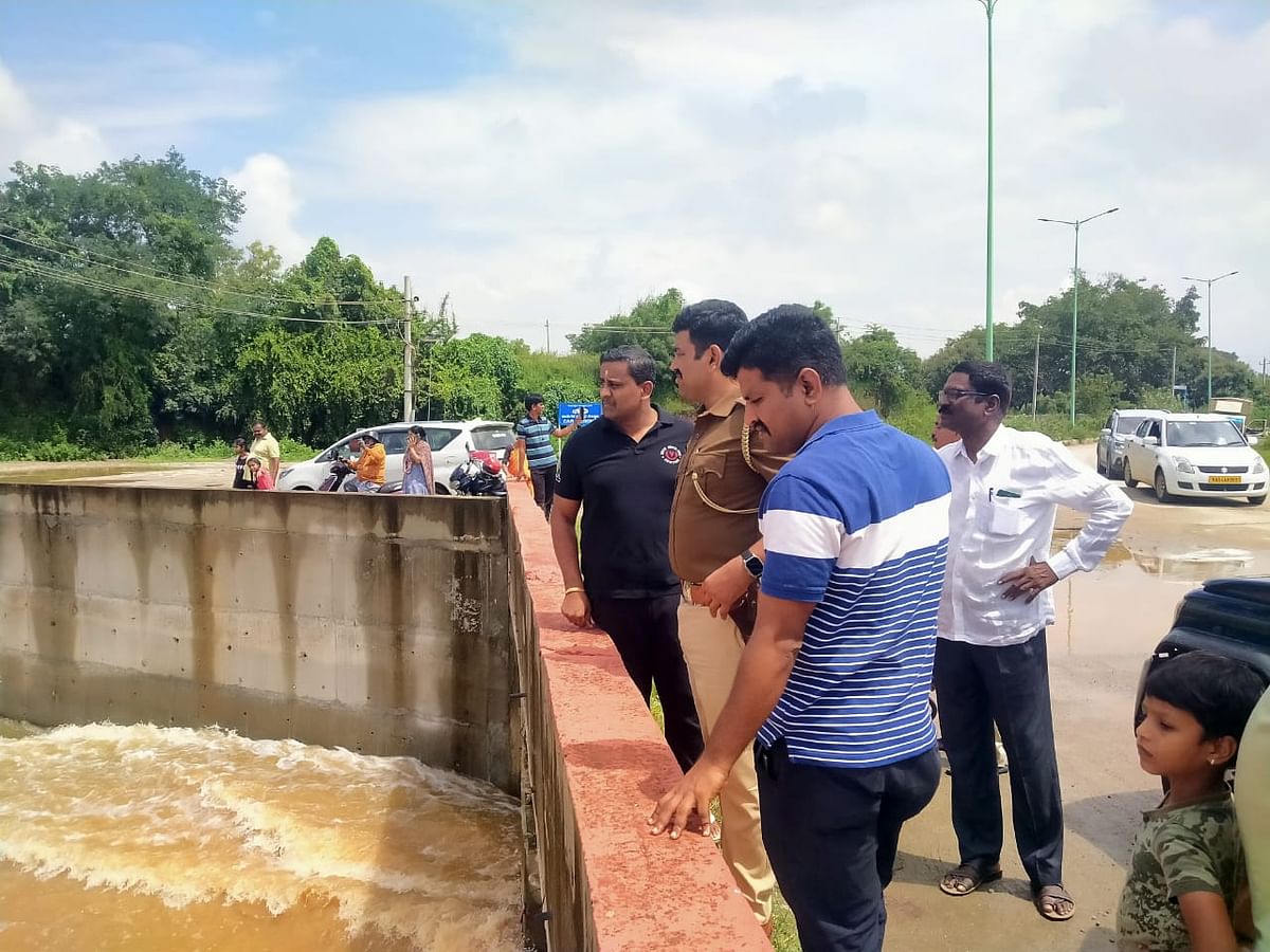 ಕುಂಬಳಗೂಡು ಸಿಪಿಐ ಮಂಜುನಾಥ್ ಹಾಗೂ ಕುಂಬಳಗೂಡು ಗ್ರಾಮ ಪಂಚಾಯಿತಿ ಅಧ್ಯಕ್ಷ ಬಿ.ಎಚ್.ಪ್ರಭು ಕೆರೆ ಪರಿಶೀಲನೆ ನಡೆಸಿದರು.