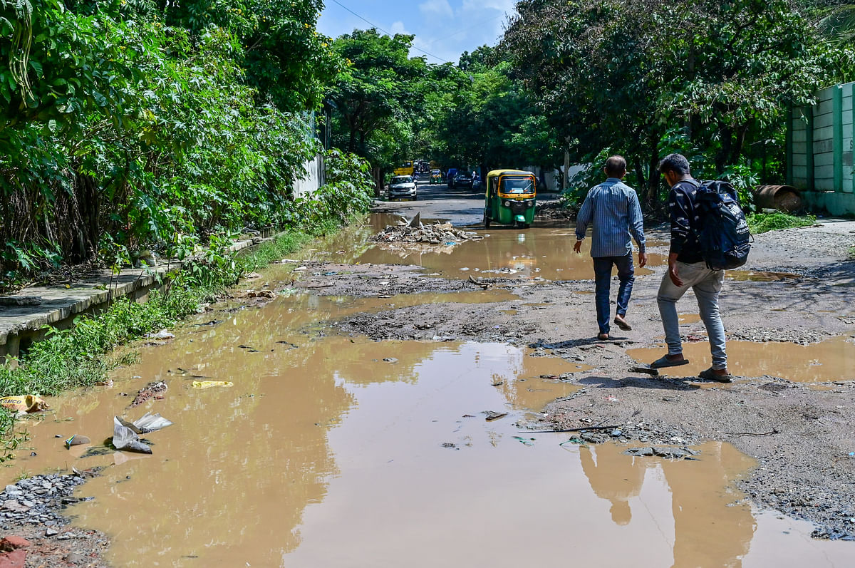 ಎಚ್‌ಎಸ್‌ಆರ್‌ ಲೇಔಟ್ ಸೆಕ್ಟರ್–4ನ ಫ್ರೀಡಂ ಶಾಲೆಯ ಬಳಿ ರಸ್ತೆಯ ಹೊಂಡದಂತಾಗಿದ್ದು ವಾಹನ ಸವಾರರು ಪಾದಚಾರಿಗಳು ಪರದಾಡಿದರು
ಪ್ರಜಾವಾಣಿ ಚಿತ್ರ/ ಪ್ರಶಾಂತ್ ಎಚ್.ಜಿ