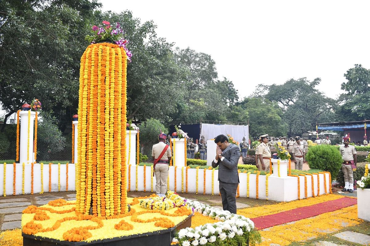 ವಿಜಯಪುರ ಜಿಲ್ಲಾ ಪೊಲೀಸ್ ಇಲಾಖೆಯಿಂದ ಸೋಮವಾರ ಆಯೋಜಿಸಿದ್ದ ಪೊಲೀಸ್ ಹುತಾತ್ಮರ ದಿನಾಚರಣೆಯಲ್ಲಿ ಹುತಾತ್ಮರ ಸ್ಮಾರಕಕ್ಕೆ ಜಿಲ್ಲಾಧಿಕಾರಿ ಟಿ.ಭೂಲನ್ ಪುಷ್ಪ ನಮನ ಸಲ್ಲಿಸಿದರು