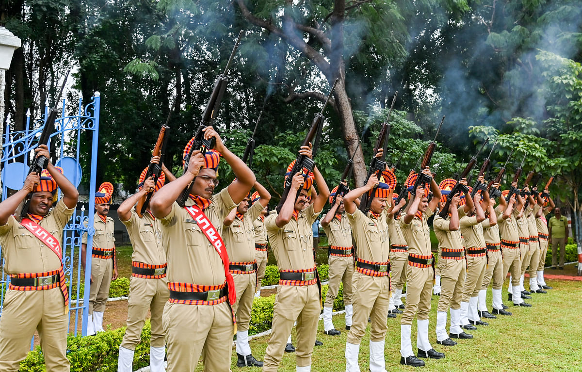 ಮೈಸೂರಿನ ಪೊಲೀಸ್ ಹುತಾತ್ಮರ ಸ್ಮಾರಕ ಉದ್ಯಾನವನದಲ್ಲಿ ಪೊಲೀಸ್ ಹುತಾತ್ಮರ ದಿನಾಚರಣೆ ಕಾರ್ಯಕ್ರಮದಲ್ಲಿ ಕೆ.ಎಸ್.ಆರ್.ಪಿ ಸಿಬ್ಬಂದಿಗಳು ಮೂರು ಸುತ್ತು ವಾಲಿ ಫೈರಿಂಗ್ ಹಾರಿಸಿದರು. ಪ್ರಜಾವಾಣಿ ಚಿತ್ರ