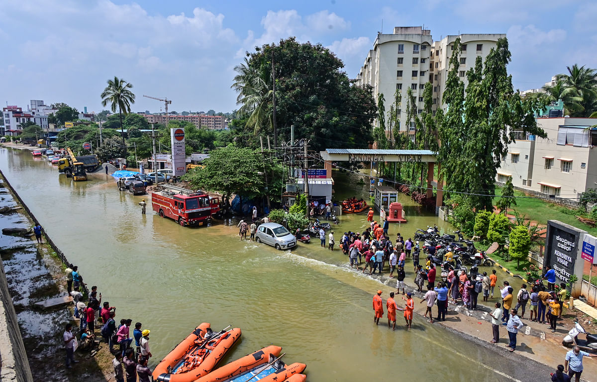 ಬೆಂಗಳೂರಿನಲ್ಲಿ ಸೋಮವಾರ ರಾತ್ರಿ ಸುರಿದ ಭಾರೀ ಮಳೆಯಿಂದ ಜಲಾವೃತಗೊಂಡ ಕೇಂದ್ರೀಯ ವಿಹಾರ್ ಅಪಾರ್ಟ್‌ಮೆಂಟ್  ಪ್ರಜಾವಾಣಿ ಚಿತ್ರ/ ಪ್ರಶಾಂತ್ ಎಚ್.ಜಿ.