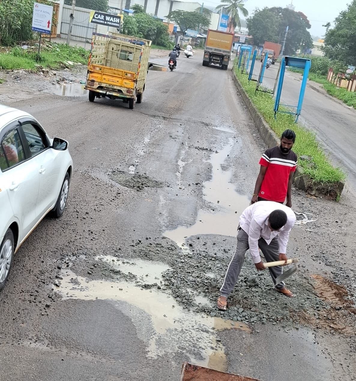 ಅತ್ತಿಬೆಲೆಯಲ್ಲಿ ಭಾರಿ ಮಳೆಯಿಂದಾಗಿ ರಸ್ತೆಯಲ್ಲಿ ಗುಂಡಿ ಮುಚ್ಚುತ್ತಿರುವ ಪುರಸಭೆ ಸಿಬ್ಬಂದಿ