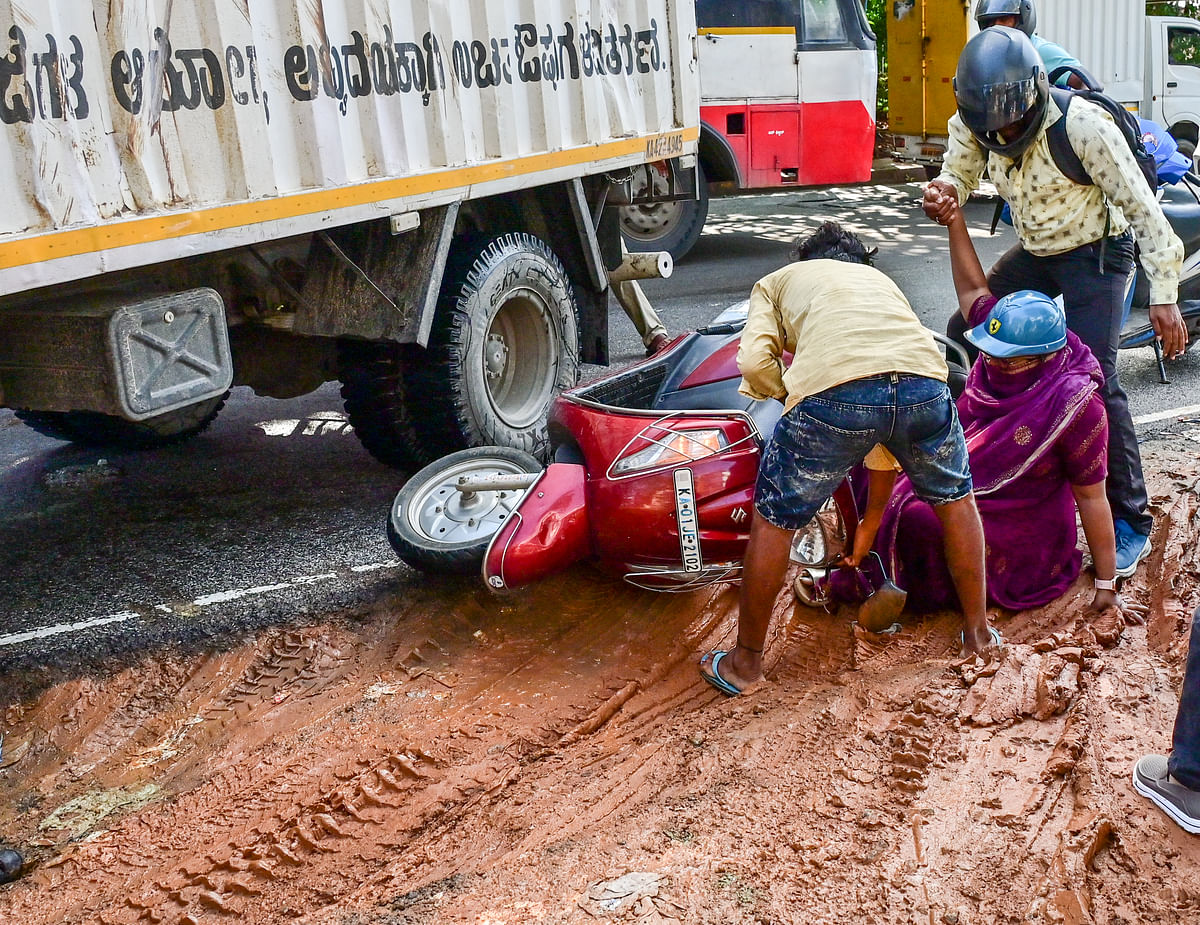 ಯಲಹಂಕದ ಅಲ್ಲಾಳಸಂದ್ರ ಮುಖ್ಯರಸ್ತೆ ಕೆಸರುಗದ್ದೆಯಾಗಿದ್ದು ದ್ವಿಚಕ್ರ ವಾಹನ ಸವಾರರೊಬ್ಬರು ರಸ್ತೆಯಲ್ಲಿ ಬಿದ್ದರು
ಪ್ರಜಾವಾಣಿ ಚಿತ್ರ: ಪ್ರಶಾಂತ್ ಎಚ್.ಜಿ.