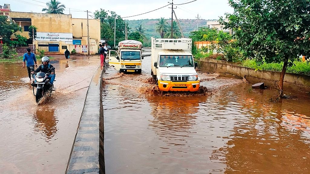 ಜಮಖಂಡಿ ನಗರದ ಎಸ್ಆರ್‌ಎ ಕ್ಲಬ್‌ನಿಂದ ಸಿಕ್ಕಲಕಾರ ಕಾಲೊನಿ ಬೈಪಾಸ್ ರಸ್ತೆಯ ವಿದ್ಯಾಲಯದ ಹತ್ತಿರ ನಿಂತ ನೀರಿನಲ್ಲೇ ವಾಹನಗಳು ಸಂಚರಿಸಿದವು