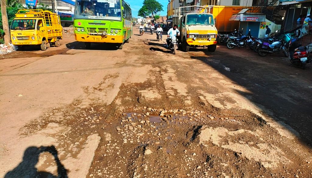 ಜಮಖಂಡಿ ನಗರದ ದೇಸಾಯಿ ವೃತ್ತದಿಂದ ಛಟ್ಟುಸಿಂಗ ಉದ್ಯಾನದ ವಿಜಯಪುರ ರಸ್ತೆಯಲ್ಲಿ ಗುಂಡಿ ಬಿದ್ದಿದೆ