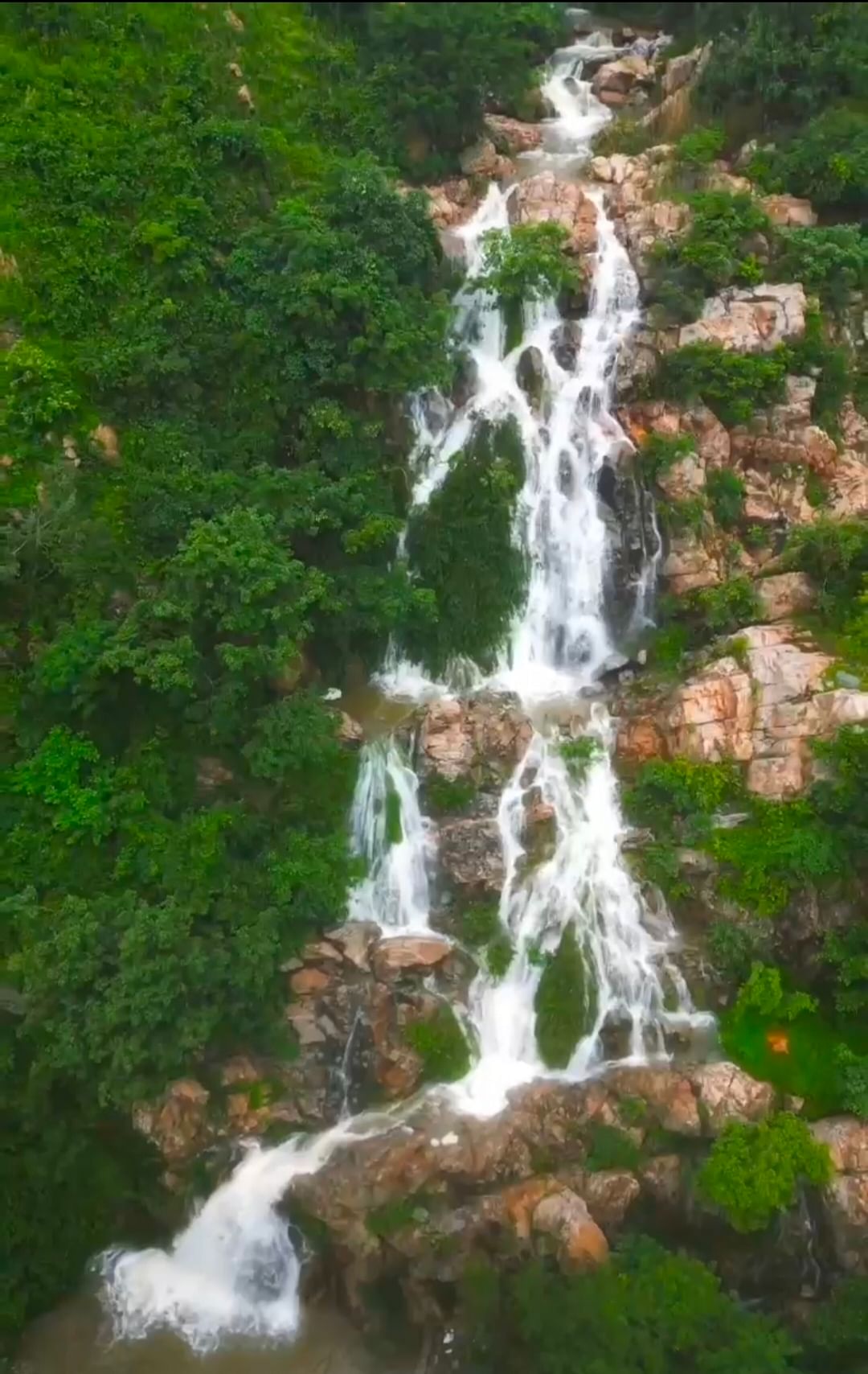 ಮೈದುಂಬಿ ಧುಮ್ಮುಕ್ಕುತ್ತಿರುವ ಮುತ್ಯಾಲಮಡುವು