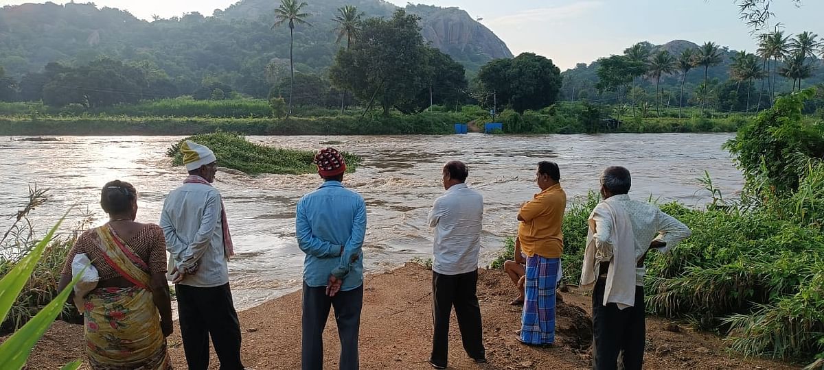 ಅರ್ಕಾವತಿ ನದಿ ಮೈದುಂಬಿ ಹರಿಯುತ್ತಿರುವುದರಿಂದ ರಾಮನಗರ ತಾಲ್ಲೂಕಿನ ಪಾಲಭೋವಿದೊಡ್ಡಿಯಲ್ಲಿ ನದಿ ದಾಟಲು ನಿರ್ಮಿಸಿದ್ದ ತಾತ್ಕಾಲಿಕ ಒಡ್ಡು ಕೊಚ್ಚಿ ಹೋಗಿರುವುದನ್ನು ಸ್ಥಳೀಯರು ವೀಕ್ಷಿಸಿದರು 