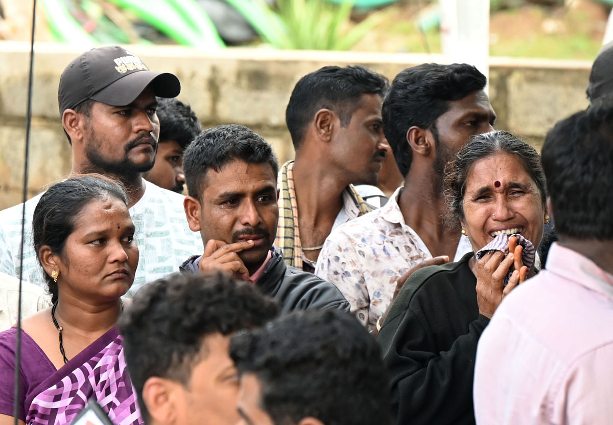 ಬೆಂಗಳೂರಿನ ಬಾಬು ಸಾ ಪಾಳ್ಯದಲ್ಲಿ ನಿರ್ಮಾಣ ಹಂತದ ಕಟ್ಟಡವೊಂದು ನೆಲಕ್ಕುರುಳಿದ್ದು ಕಾರ್ಮಿಕರ ಕುಟುಂಬಸ್ಥರು ಆತಂಕದಲ್ಲೇ ಬುಧವಾರ ರಕ್ಷಣಾ ಕಾರ್ಯಾಚರಣೆ ವೀಕ್ಷಿಸಿದರು 