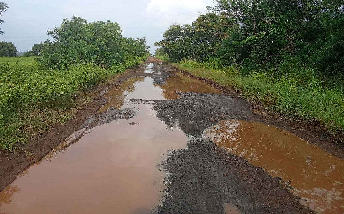 ಕಮಲಾಪುರದ ನರೋಣಾ– ಚಿಂಚನಸೂರ ರಸ್ತೆಯ ದುಸ್ಥಿತಿ