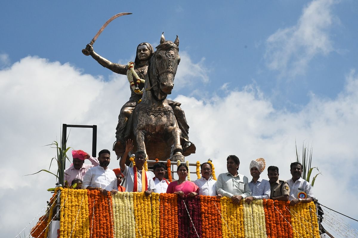 ಕಿತ್ತೂರು ವಿಜಯೋತ್ಸವದ 200ನೇ ವರ್ಷಾಚರಣೆ ಪ್ರಯುಕ್ತ ಬುಧವಾರ ಸಚಿವರಾದ ಸತೀಶ ಜಾರಕಿಹೊಳಿ ಲಕ್ಷ್ಮಿ ಹೆಬ್ಬಾಳಕರ ರಾಣಿ ಚನ್ನಮ್ಮನ ಪ್ರತಿಮೆಗೆ ಗೌರವ ಸಲ್ಲಿಸಿದರು. ವಿಧಾನ ಪರಿಷತ್‌ ಸದಸ್ಯ ಚನ್ನರಾಜ ಹಟ್ಟಿಹೊಳಿ ಶಾಸಕರಾದ ಬಾಬಾಸಾಹೇಬ ಪಾಟೀಲ ಮಹಾಂತೇಶ ಕೌಜಲಗಿ ಆಸಿಫ್ ಸೇಠ್‌ ಡಿಸಿ ಮೊಹಮ್ಮದ್‌ ರೋಷನ್‌ ಎಸ್ಪಿ ಡಾ.ಭೀಮಾಶಂಕರ ಗುಳೇದ ಪಾಲ್ಗೊಂಡರು 
ಪ್ರಜಾವಾಣಿ ಚಿತ್ರ