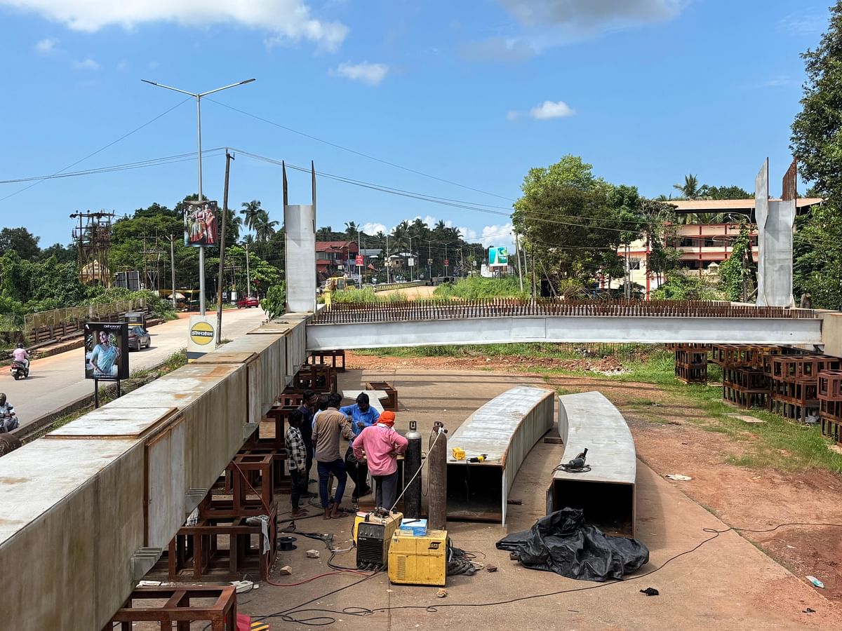 ಇಂದ್ರಾಳಿ ರೈಲ್ವೆ ಮೇಲ್ಸೇತುವೆ ಕಾಮಗಾರಿ ನಡೆಯುತ್ತಿರುವುದು