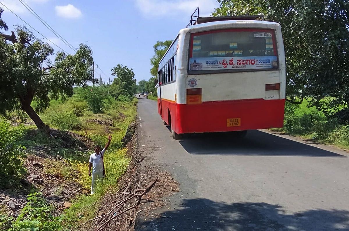 ಕಲ್ಲಹಂಗರಗಾ– ಜಂಬಗಾ ಕ್ರಾಸ್‌ ಸಮೀಪದ ಹೆದ್ದಾರಿ ಬದಿಯ ಕಂದಕ