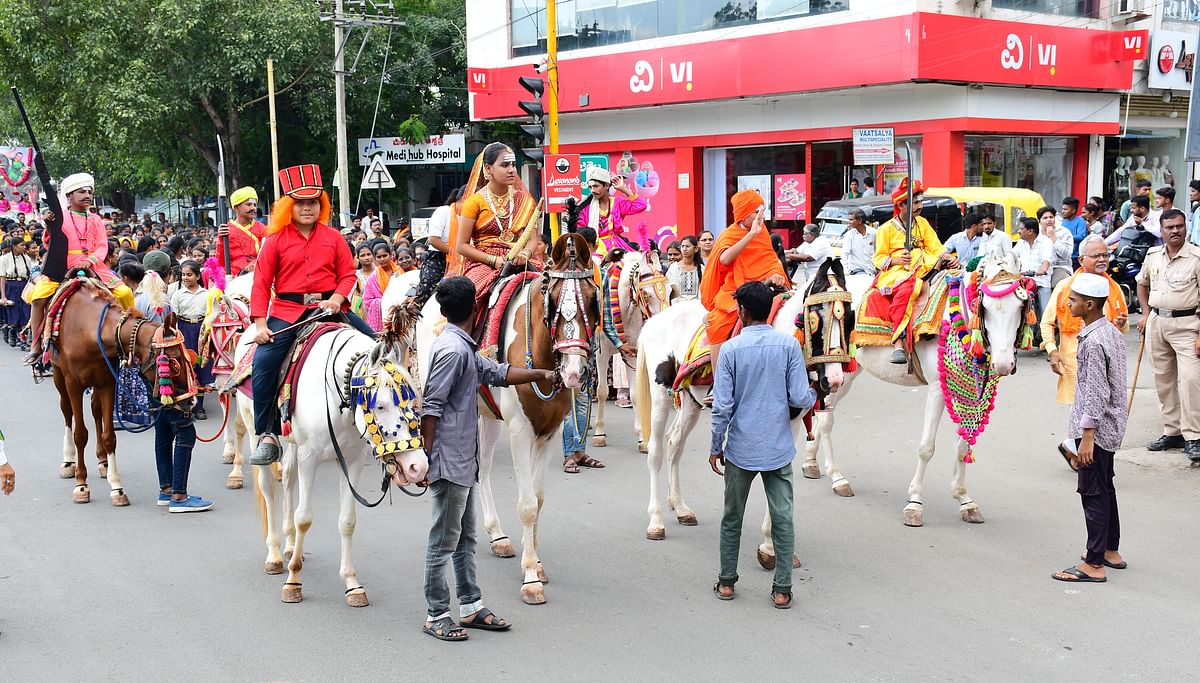 ಕಲಬುರಗಿಯಲ್ಲಿ ಬುಧವಾರ ನಡೆದ ಕಿತ್ತೂರು ರಾಣಿ ಚನ್ನಮ್ಮ ಅವರ ಭಾವಚಿತ್ರದ ಮೆರವಣಿಗೆಯಲ್ಲಿ ವಿವಿಧ ವೇಶದಲ್ಲಿ ಕುದುರೆ ಮೇಲೆ ಕುಳಿತು ಗಮನ ಸೆಳೆದ ಮಕ್ಕಳು