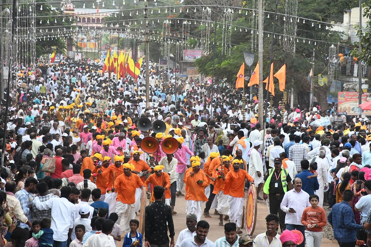 ಚನ್ನಮ್ಮನ ಕಿತ್ತೂರಿನಲ್ಲಿ ಬುಧವಾರ ನಡೆದ ಜಾನಪದ ಕಲಾವಾಹಿನಿ ಮೆರವಣಿಯಲ್ಲಿ ಅಪಾರ ಸಂಖ್ಯೆಯಲ್ಲಿ ಜನ ಸೇರಿದರು 
ಪ್ರಜಾವಾಣಿ ಚಿತ್ರ: ಏಕನಾಥ ಅಗಸಿಮನಿ