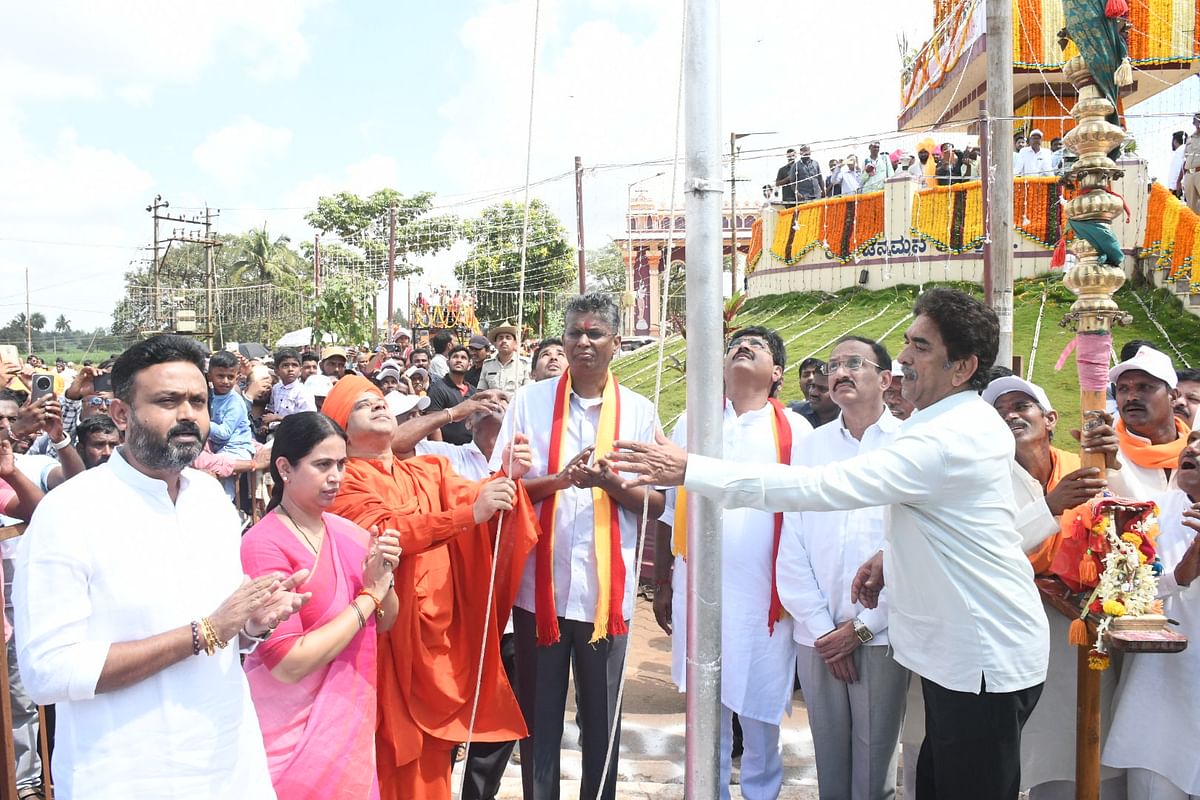 ಚನ್ನಮ್ಮನ ಕಿತ್ತೂರಿನಲ್ಲಿ ಬುಧವಾರ ಕಿತ್ತೂರು ವಿಜಯೋತ್ಸವ ಅಂಗವಾಗಿ ಸಚಿವ ಸತೀಶ ಜಾರಕಿಹೊಳಿ ನಂದಿ ಧ್ವಜಾರೋಹಣ ನೆರವೇರಿಸಿದರು. ಚನ್ನರಾಜ ಹಟ್ಟಿಹೊಳಿ ಸಚಿವೆ ಲಕ್ಷ್ಮಿ ಹೆಬ್ಬಾಳಕರ ಮಡಿವಾಳ ರಾಜಯೋಗೀಂದ್ರ ಸ್ವಾಮೀಜಿ ಶಾಸಕರಾದ ಬಾಬಾಸಾಹೇಬ ಪಾಟೀಲ ಮಹಾಂತೇಶ ಕೌಜಲಗಿ ಆಸಿಫ್‌ ಸೇಠ್‌ ಹಾಗೂ ಅಧಿಕಾರಿಗಳೂ ಜತೆಯಾದರು  ಪ್ರಜಾವಾಣಿ ಚಿತ್ರ