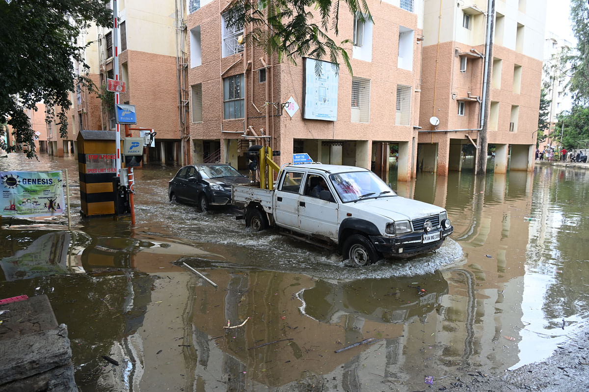 ಯಲಹಂಕದ ಕೇಂದ್ರೀಯ ವಿಹಾರ್‌ ಅಪಾರ್ಟ್‌ಮೆಂಟ್‌ ನೀರು ನಿಂತಿದ್ದು ವಾಹನಗಳನ್ನು ಟೋಯಿಂಗ್‌ ಮೂಲಕ ಎಳೆದೊಯ್ಯಲಾಯಿತು