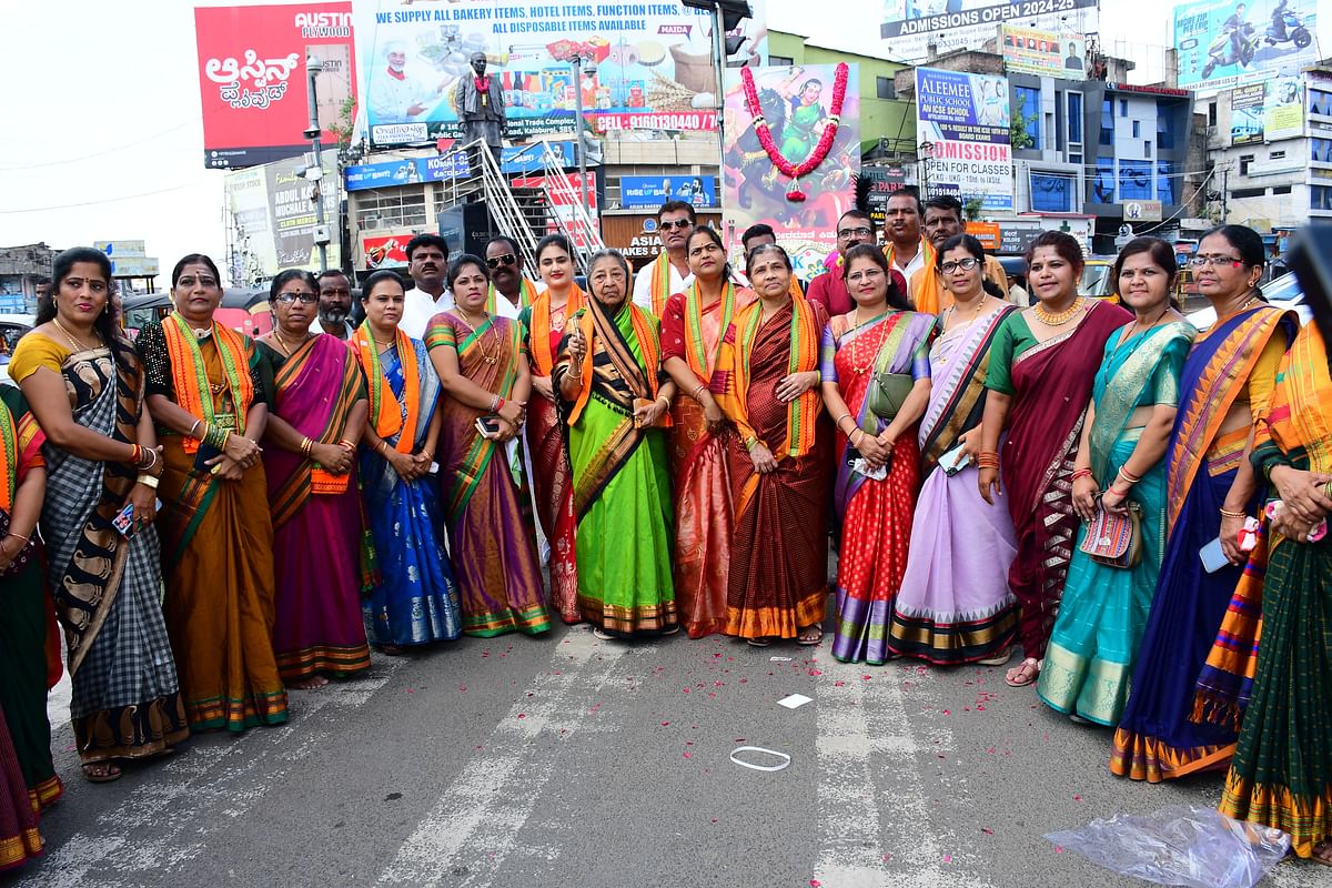 ಕಲಬುರಗಿಯಲ್ಲಿ ಬುಧವಾರ ನಡೆದ ಕಿತ್ತೂರು ರಾಣಿ ಚನ್ನಮ್ಮ ಅವರ ಭಾವಚಿತ್ರದ ಮೆರವಣಿಗೆಯಲ್ಲಿ ಪಾಲ್ಗೊಂಡಿದ್ದ ಮಹಿಳಾ ಮುಖಂಡರು