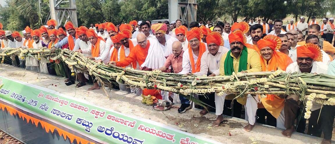 ಬೈಲಹೊಂಗಲ ಸೋಮೇಶ್ವರ ಸಹಕಾರಿ ಸಕ್ಕರೆ ಕಾರ್ಖಾನೆ ಆಡಳಿತ ಮಂಡಳಿ ಸದಸ್ಯರು ಗುರುವಾರ ಕಬ್ಬು ಅರೆಯುವ ಹಂಗಾಮಿನ ಪ್ರಾರಂಭೋತ್ಸವಕ್ಕೆ ಚಾಲನೆ ನೀಡಿದರು.