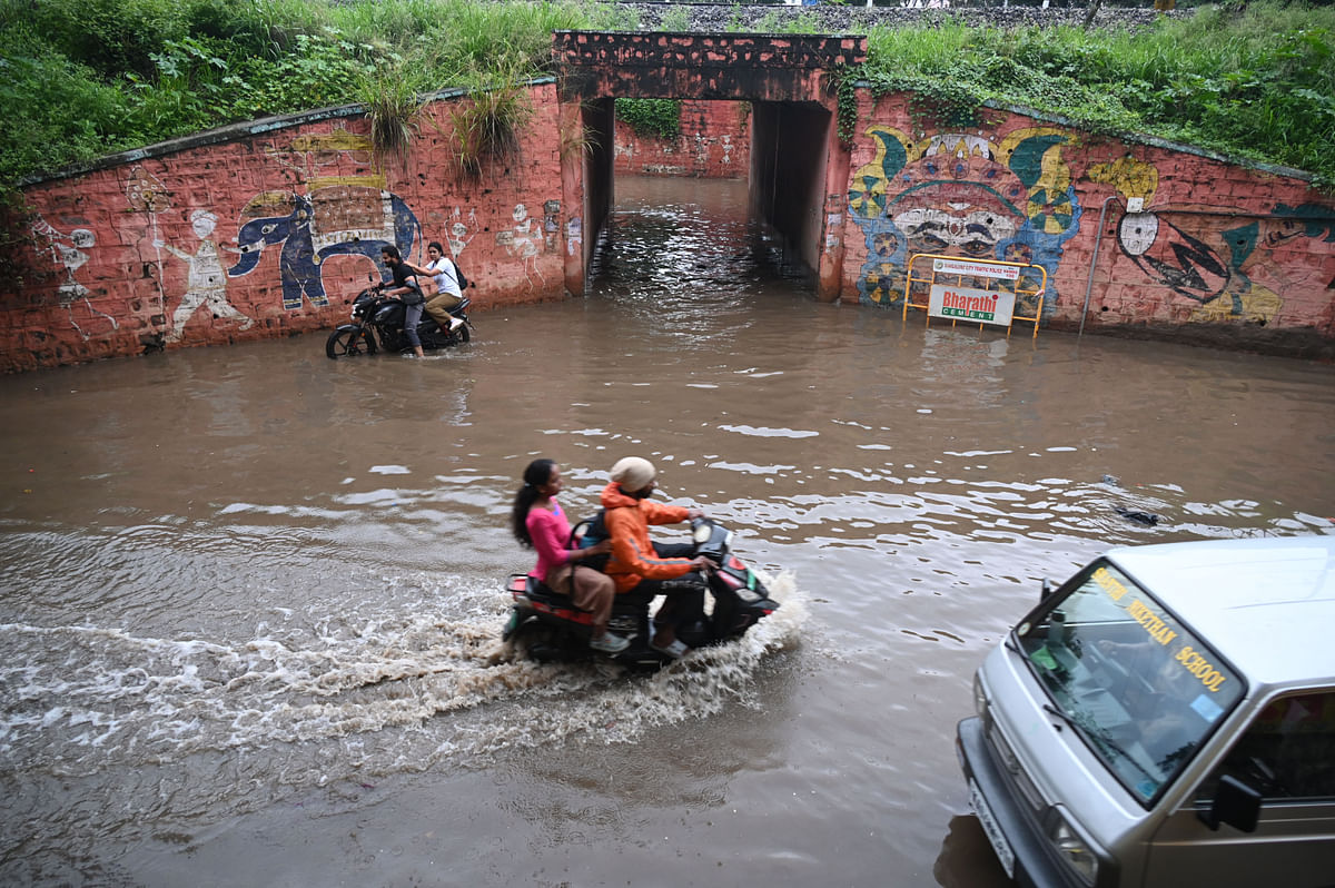 ಆರ್‌ಎಂವಿ 2ನೇ ಹಂತದಲ್ಲಿರುವ ರೈಲ್ವೆ ಕೆಳಸೇತುವೆಯಲ್ಲಿ ಮಳೆ ನೀರು ತುಂಬಿಕೊಂಡಿದ್ದು ವಾಹನ ಸವಾರರು ಪರದಾಡಿದರು
ಪ್ರಜಾವಾಣಿ ಚಿತ್ರ: ಬಿ.ಕೆ. ಜನಾರ್ದನ್‌