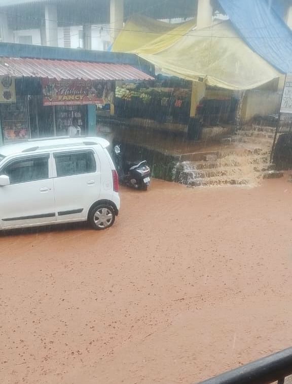 ಸುಂಟಿಕೊಪ್ಪದಲ್ಲಿ ಗುರುವಾರ ಮಧ್ಯಾಹ್ನ ಸುರಿದ ಭಾರಿ ಮಳೆಗೆ ಉಲುಗುಲಿ ರಸ್ತೆ ಜಲಾವೃತ್ತವಾಗಿರುವುದು