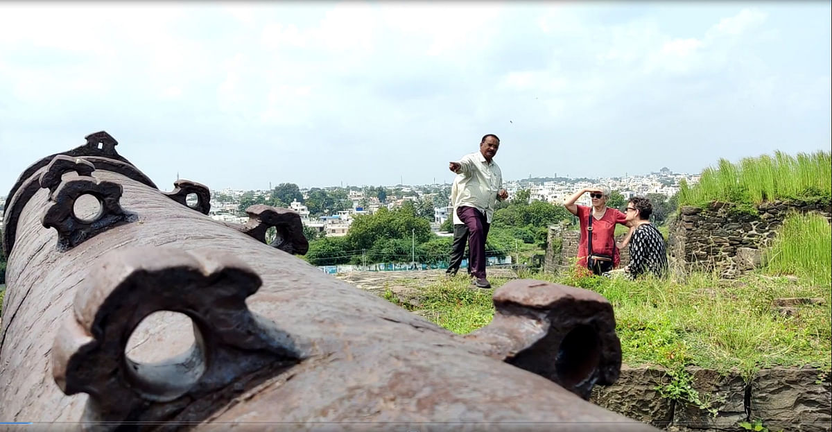 ತೋಪಿನ ವಿಶೇಷತೆಯನ್ನು ವಿದೇಶಿ ಪ್ರವಾಸಿಗರಿಗೆ ವಿವರಿಸುತ್ತಿರುವ ಇತಿಹಾಸ ತಜ್ಞ ಶಂಭುಲಿಂಗ ವಾಣಿ