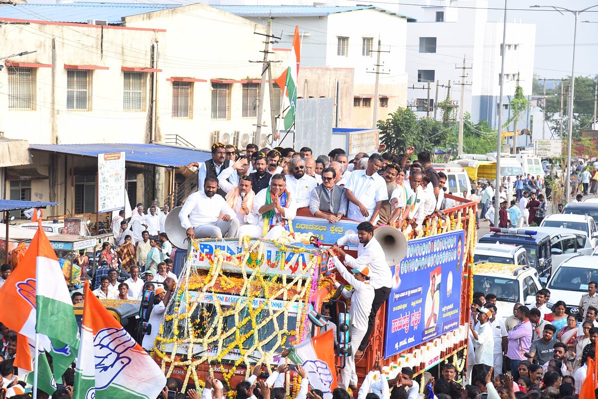 ಹಾವೇರಿ ಜಿಲ್ಲೆಯ ಶಿಗ್ಗಾವಿ ವಿಧಾನಸಭಾ ಕ್ಷೇತ್ರದ ಕಾಂಗ್ರೆಸ್ ಅಭ್ಯರ್ಥಿ ಯಾಸೀರ್ ಅಹ್ಮದ್‌ಖಾನ್ ಪಠಾಣ ಅವರು ಶುಕ್ರವಾರ ಮುಖಂಡರು–ಕಾರ್ಯಕರ್ತರ ಜೊತೆ ಮೆರವಣಿಗೆ ನಡೆಸಿದರು