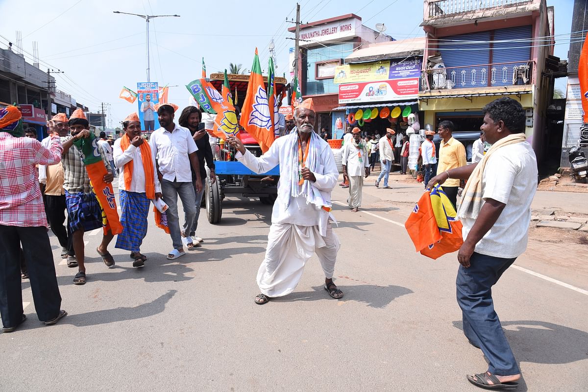 ಶಿಗ್ಗಾವಿಯಲ್ಲಿ ಬಿಜೆಪಿ ಅಭ್ಯರ್ಥಿ ಭರತ್ ಬೊಮ್ಮಾಯಿ ಅವರ ಮೆರವಣಿಗೆಯಲ್ಲಿ ಪಾಲ್ಗೊಂಡಿದ್ದ ಕಾರ್ಯಕರ್ತರು ನೃತ್ಯ ಮಾಡಿದರು