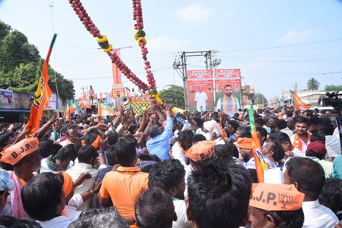 ಶಿಗ್ಗಾವಿಯಲ್ಲಿ ಬಿಜೆಪಿ ಅಭ್ಯರ್ಥಿ ಭರತ್ ಬೊಮ್ಮಾಯಿ ಅವರು ಶುಕ್ರವಾರ ಮೆರವಣಿಗೆ ನಡೆಸಿದ್ದ ಸಂದರ್ಭದಲ್ಲಿ ಹಾರದಲ್ಲಿದ್ದ ಸೇಬು ಹಣ್ಣಿನ ಕಿತ್ತುಕೊಳ್ಳಲು ಕಾರ್ಯಕರ್ತರು ಮುಗಿಬಿದ್ದರು