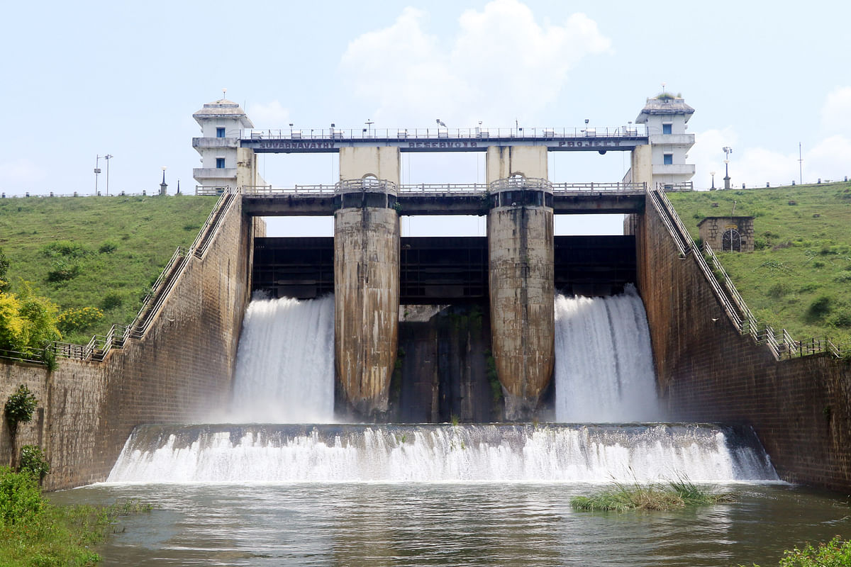 ಸುವರ್ಣಾವತಿ ಜಲಾಶಯದ ಎರಡು ಗೇಟ್‌ಗಳ ಮೂಲಕ ನೀರು ಹೊರಬಿಡಲಾಗಿದೆ ಪ್ರಜಾವಾಣಿ ಚಿತ್ರ; ಸಿ.ಆರ್.ವೆಂಕಟರಾಮು