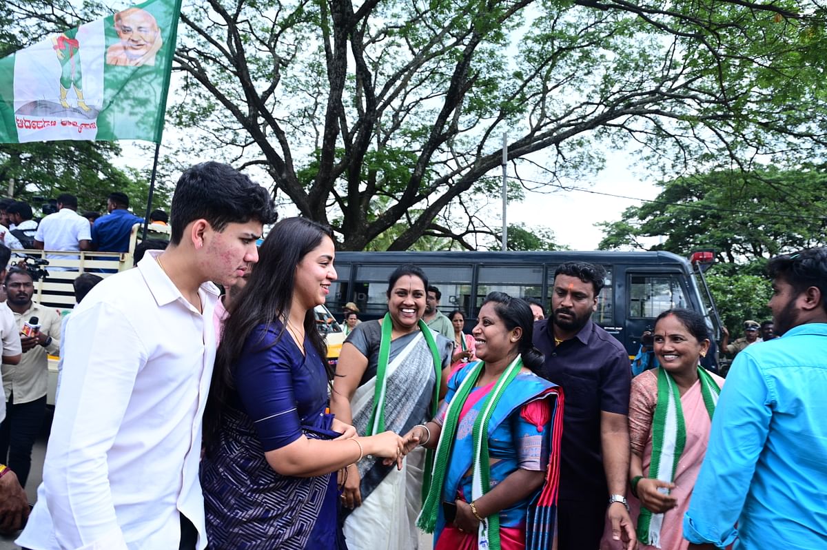 ಪತಿ ನಿಖಿಲ್ ಕುಮಾರಸ್ವಾಮಿ ಅವರ ನಾಮಪತ್ರ ಸಲ್ಲಿಕೆ ಕಾರ್ಯಕ್ರಮದಲ್ಲಿ ಭಾಗಿಯದ್ದಾಗಿದ್ದ ಪತ್ನಿ ರೇವತಿ ಅವರಿಗೆ ಕಾರ್ಯಕರ್ತೆಯರು ಹಸ್ತಲಾಘವ ಮಾಡಿದರು