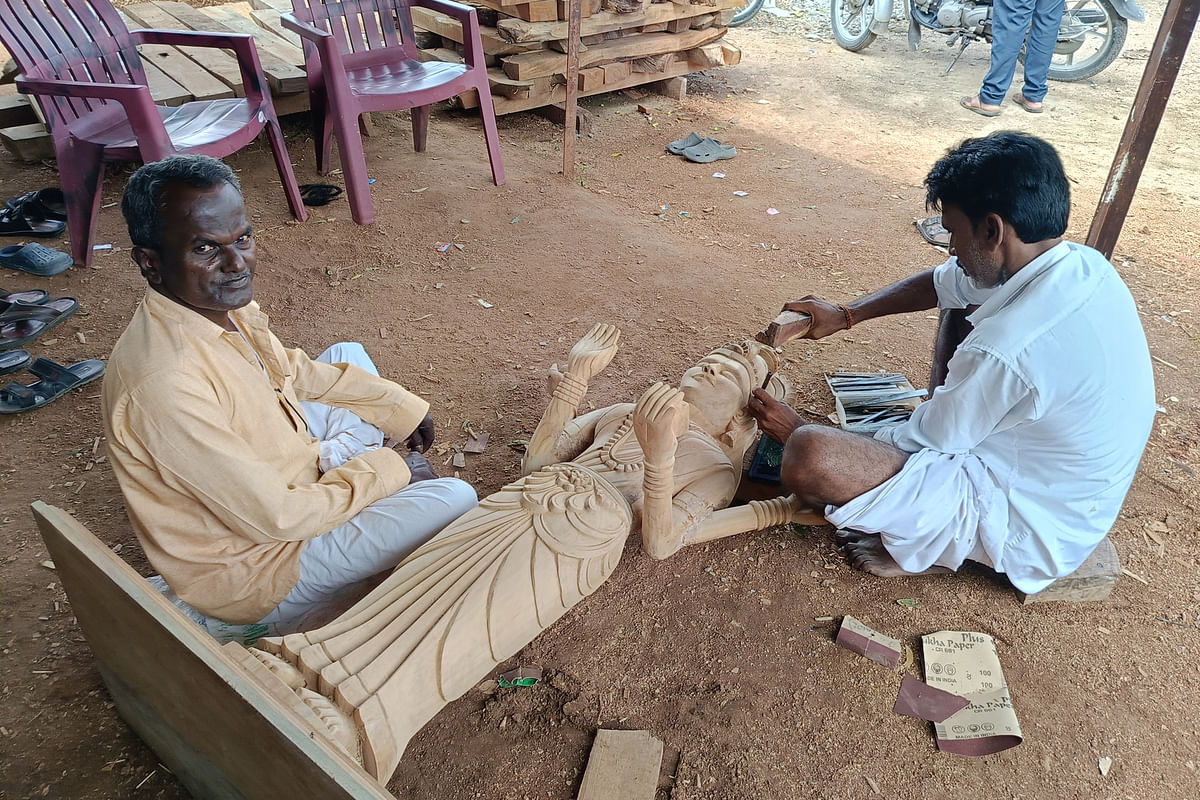 ಕವಿತಾಳದ ಶಿಲ್ಪಿ ಮೋನಪ್ಪ ಅವರು ಕನ್ನಡಾಂಬೆಯ ಮೂರ್ತಿ ಕೆತ್ತನೆ ಮಾಡುತ್ತಿರುವುದು