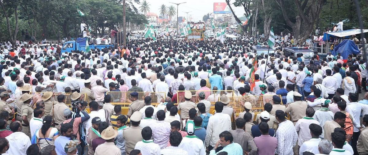 ಚನ್ನಪಟ್ಟಣ ಉಪ ಚುನಾವಣೆ ಜೆಡಿಎಸ್ ಅಭ್ಯರ್ಥಿ ನಿಖಿಲ್ ಕುಮಾರಸ್ವಾಮಿ ಅವರ ನಾಮಪತ್ರ ಸಲ್ಲಿಕೆಗೆ ಮುಂಚೆ ನಡೆದ ರೋಡ್‌ ಷೋದಲ್ಲಿ ಬೃಹತ್ ಸಂಖ್ಯೆಯಲ್ಲಿ ಸೇರಿದ್ದ ಬಿಜೆಪಿ–ಜೆಡಿಎಸ್ ಕಾರ್ಯಕರ್ತರು